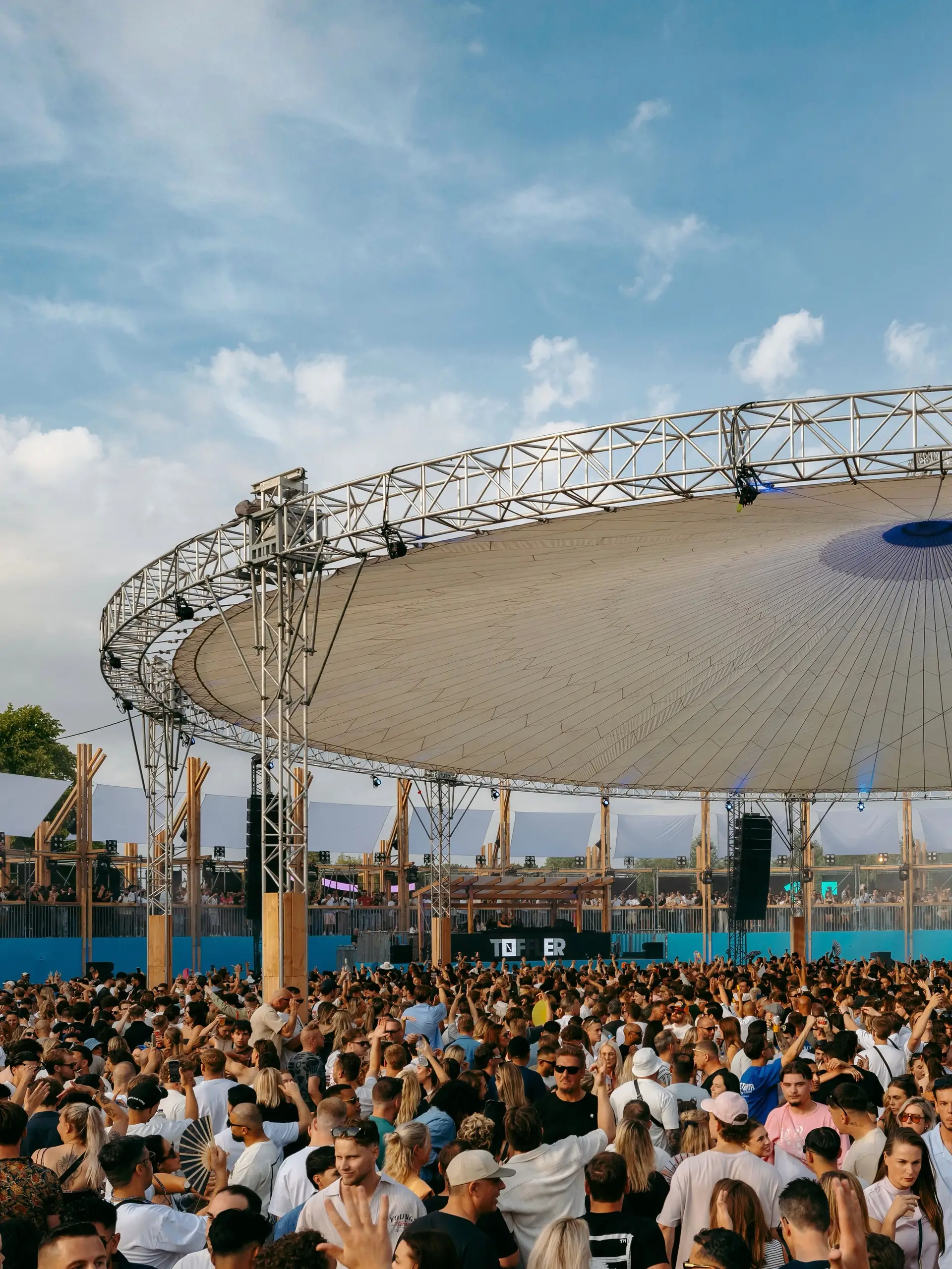 Perfect Sky-overkapping op het festivalterrein van Toffler