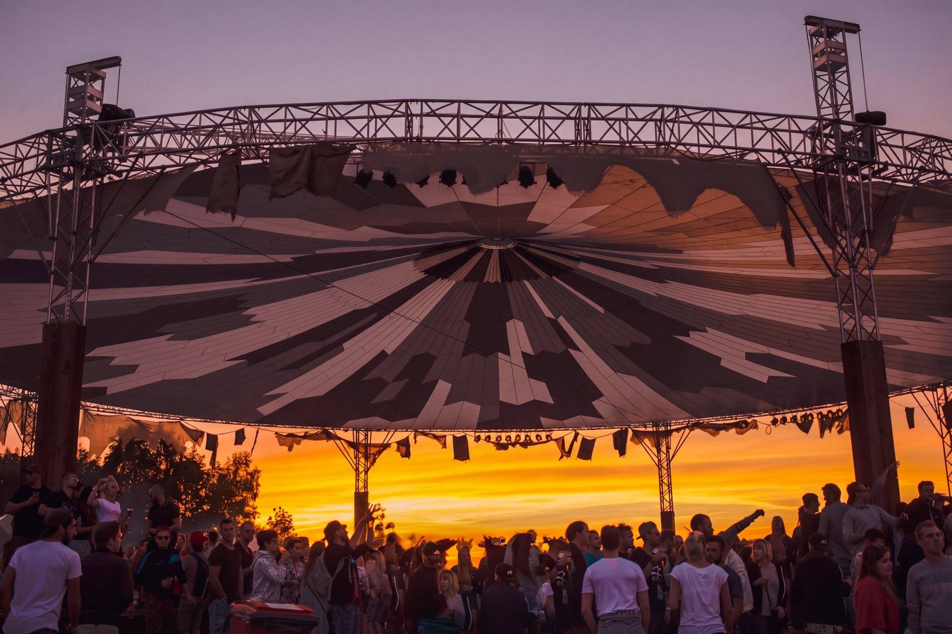 Perfect Sky-overkapping met camouflagedoek bij zonsondergang